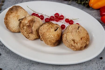 Шампиньоны, запеченные на углях