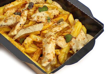 Картофель фри с курицей и ореховым соусом