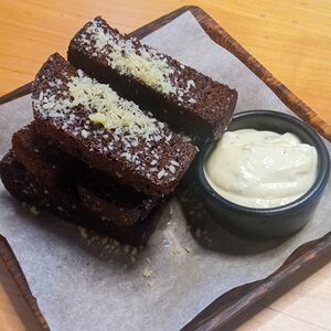 Чесночные гренки с белым соусом