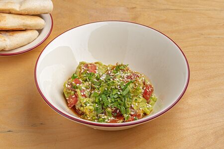 Гуакамоле с томатами и чили-маслом