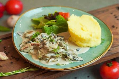 Бефстроганов из вырезки с грибами