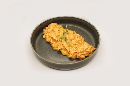 Паста с лососем в сливочно-томатном соусе и цукини