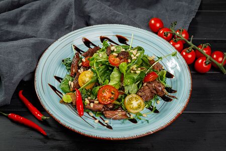 Теплый салат с говядиной