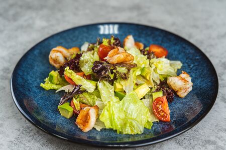 Салат с креветками и авокадо