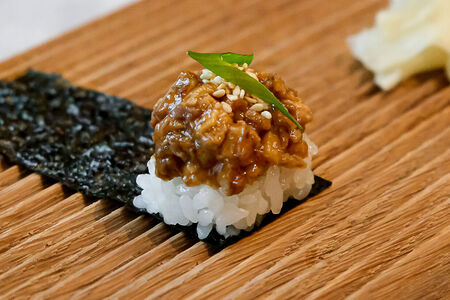 Хенд-ролл Угорь с соусом унаги