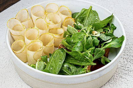 Салат с пекинской уткой и спелой грушей