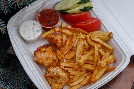 Куриное филе с картофелем фри, помидор, огурец