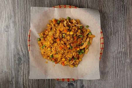 Жареный рис с курицей и яйцом