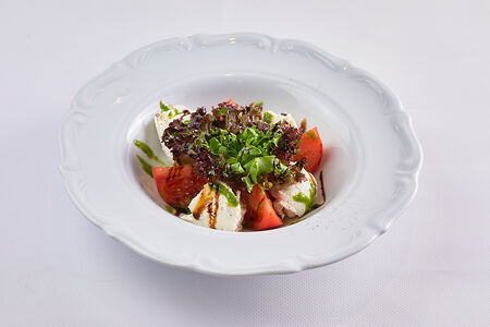 Капрезе моцарелла с томатами и соусом песто