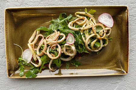 Жареный кальмар с печёным картофелем