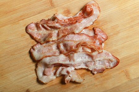 Бекон из сырокопченой свинины