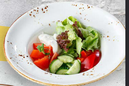 Овощной салатик со сметанкой