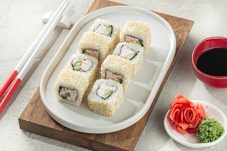 Ролл Калифорния с кунжутом