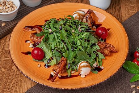 Рукола с тигровыми креветками