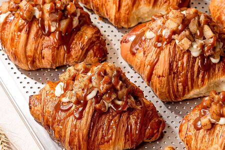2 круассана с яблоком и карамелью