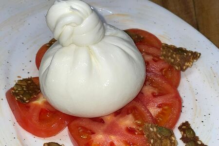 Буррата с карпаччо из узбекских томатов