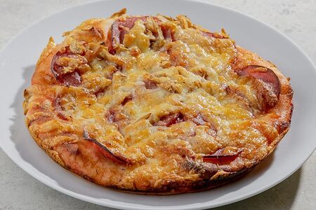 Пицца с сервелатом