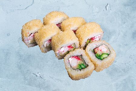 Теплый ролл с креветкой темпура