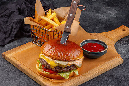 Бургер классический с мраморной говядиной и картофель фри