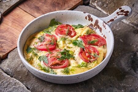 Омлет с сыром моцарелла и томатами