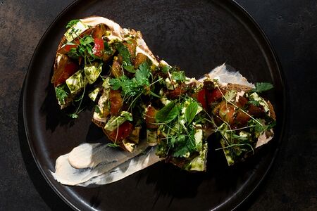 Брускетта с томатами, брынзой и соусом песто