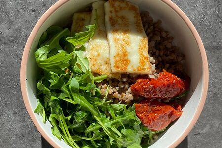 Греча с халлуми и вялеными томатами