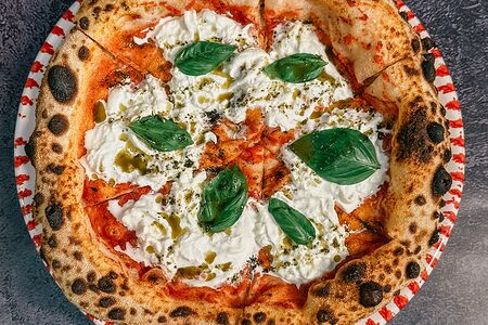 Пицца со страчателлой и базиликом
