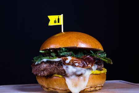 Грузинский бургер с сулугуни, руколой и винным соусом