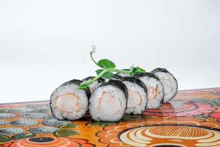 Ролл с креветкой