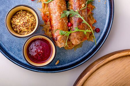 Колбаски с тушеной капустой