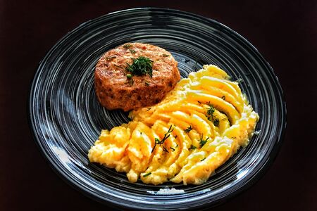 Котлета мясная с гарниром на выбор