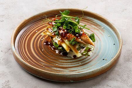 Авокадо с копченым угрем и сыром страчателла