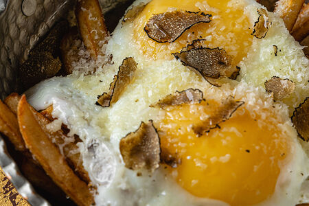 Глазунья с картофелем фри, трюфелем и пармезаном