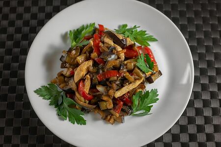 Теплый салат с курицей и овощами гриль