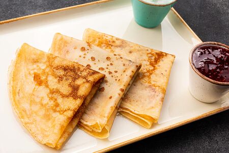 Блины со сметаной и малиновым джемом