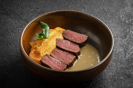 Говядина Бавет с соусом жю