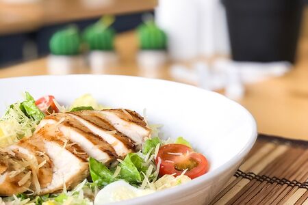 Салат Цезарь с курицей