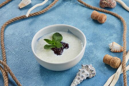 Каша рисовая с кокосом и малиново-вишневым вареньем