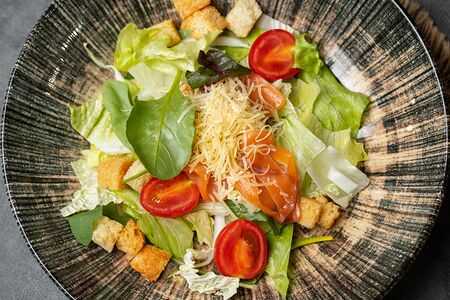 Салат Цезарь с лососем