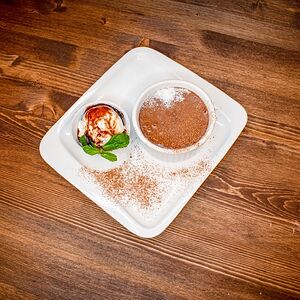 Шоколадный флан с мороженым