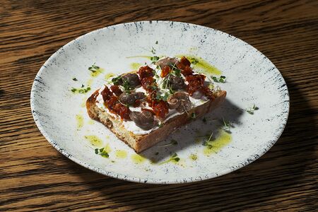 Брускетта с печенью улитки