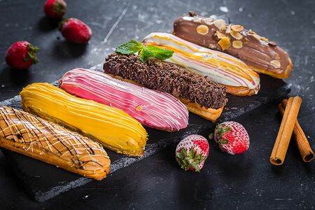 Эклеры в ассортименте
