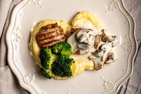 Куриная котлета с пюре из картофеля и сливочным соусом