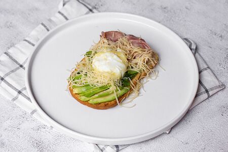 Тост Бенедикт с беконом