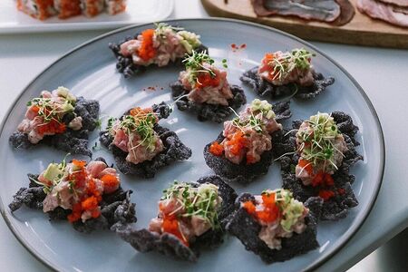 Тартар из тунца с ореховым кремом на чипсах