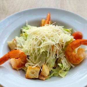 Салат Цезарь с креветками