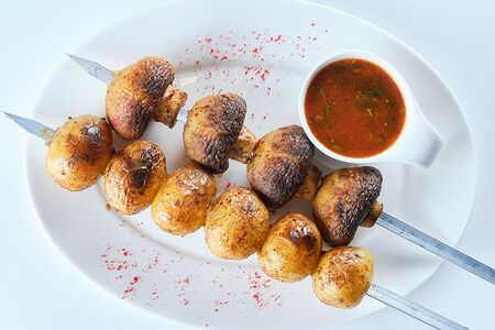 Молодой картофель на гриле с грибами