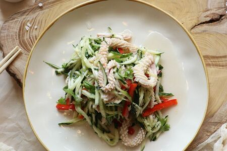 Салат из кальмара Белый дракон