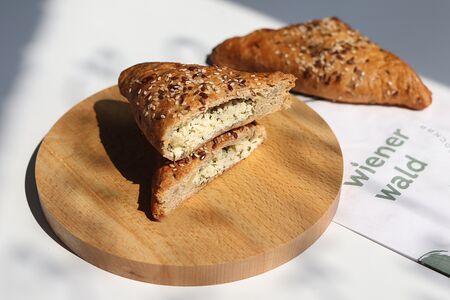 Цельнозерновая слойка с сыром и зеленью