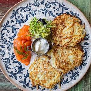 Картофельные драники с лососем